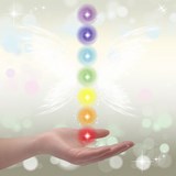éveil spirituel : main soutenant les chakras